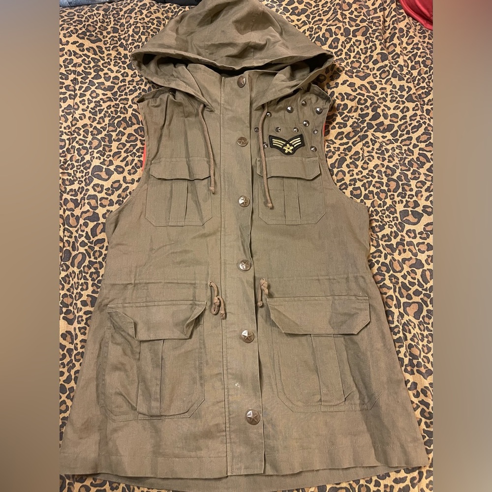 Buckle Love Tree Hooded Vest